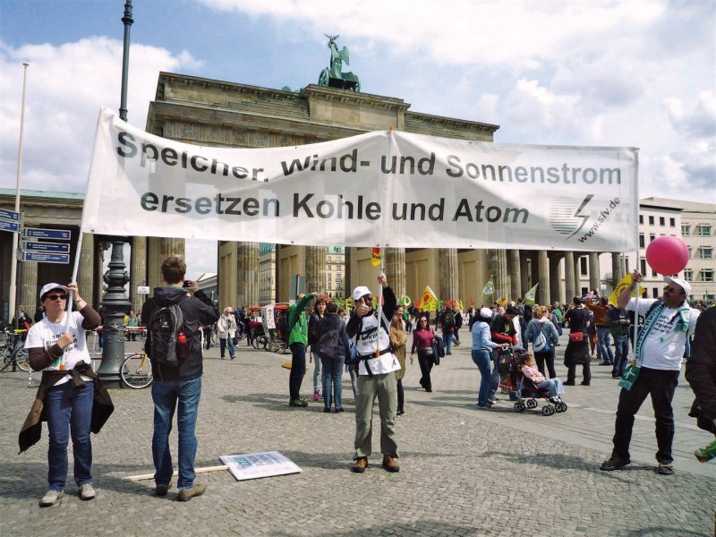 Demo 10.05 Brandenburger Tor Speicher, Wind- und Sonnenstrom ersetzen Kohle und Atom 