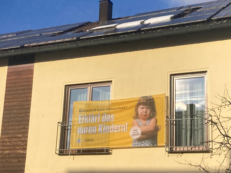 Klimaschutz Banner an Haus mit PV-Anlage