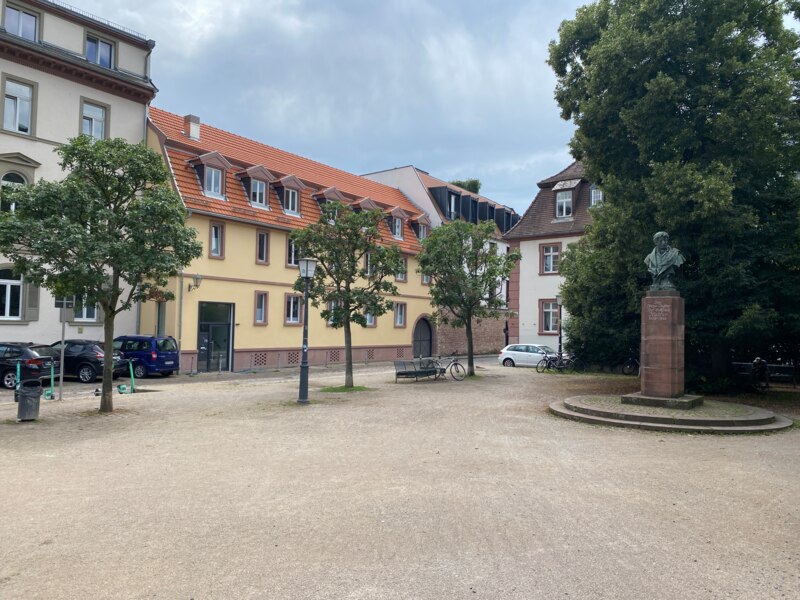 Solardachziegel auf der Südseite des Daches - hier Nordseite 