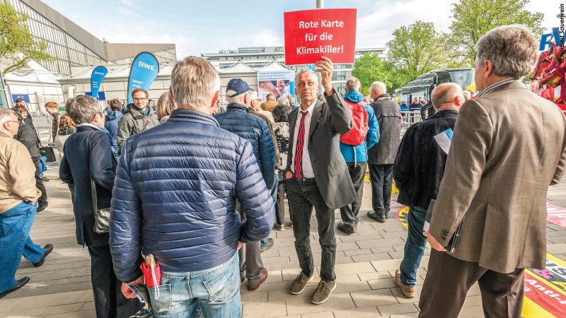 Demo RWE Rote Karte für die Klimakiller