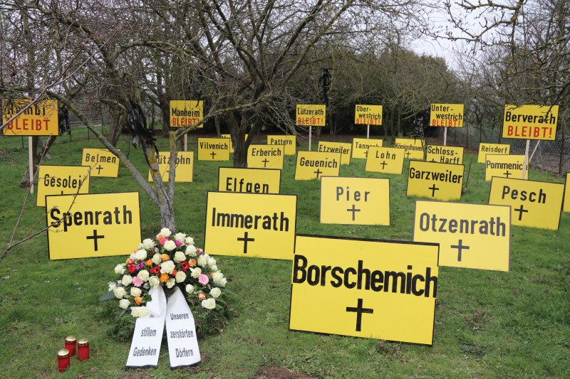 Aktion Dörfer bleiben Grabsteine