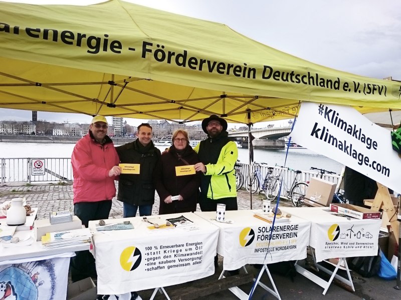Manchmal auch mit Infostand wie hier bei der Klimademo in Köln