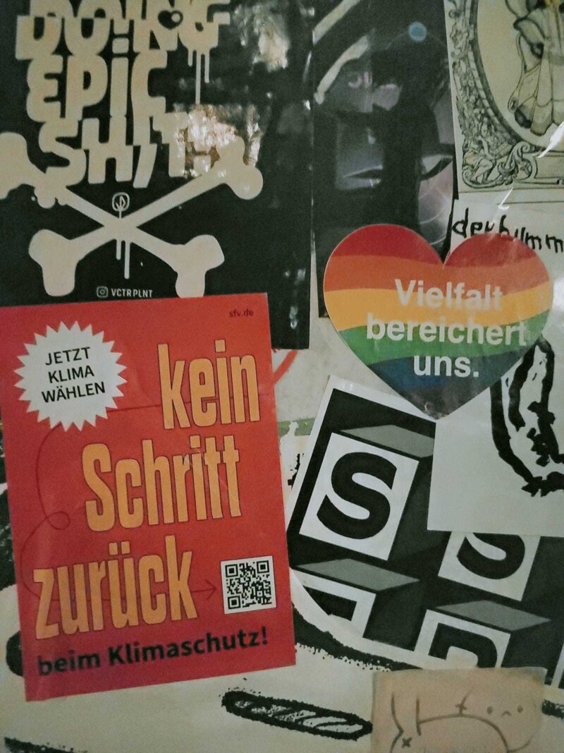 Sticker an einer Litfaßsäule in Köln